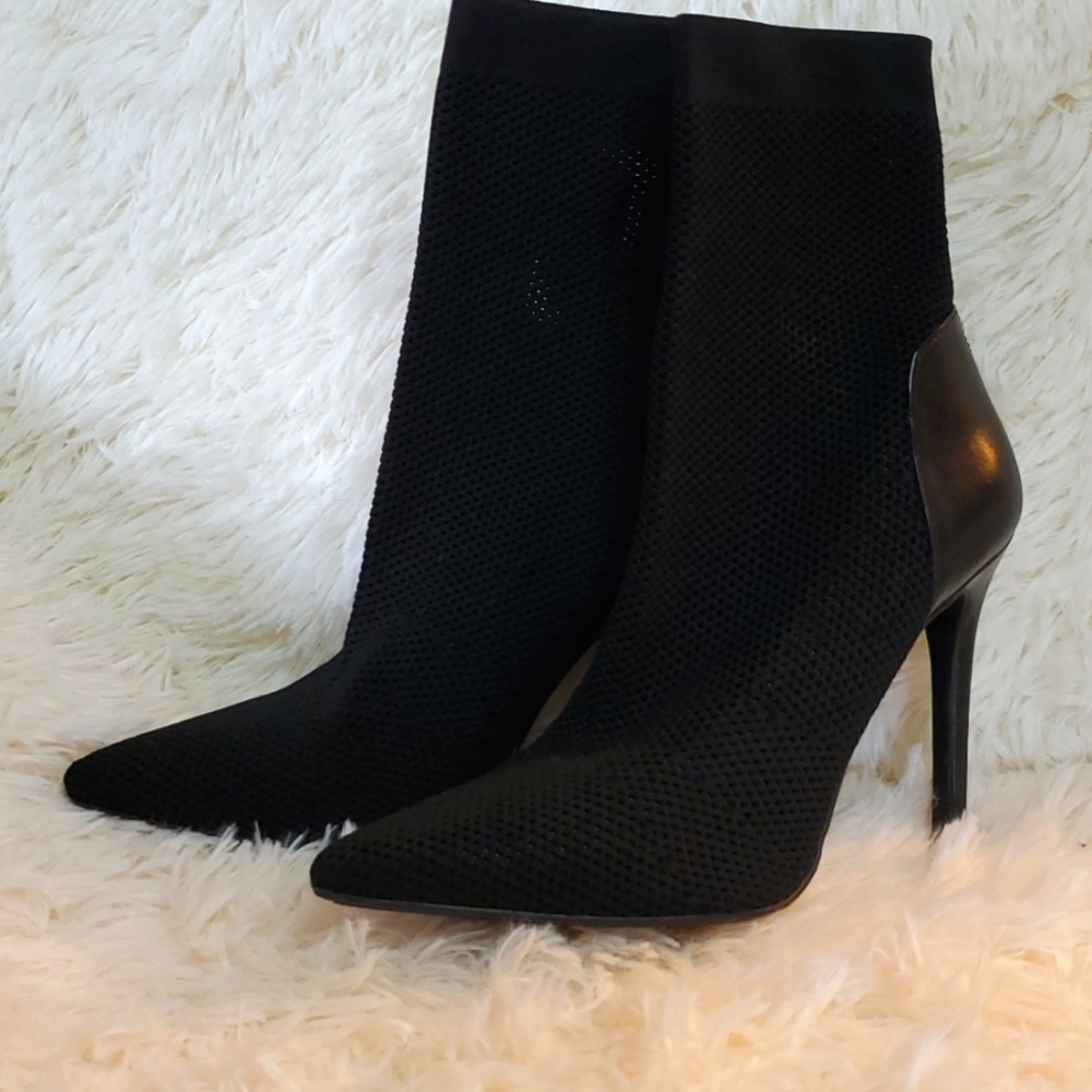 NWOT GUESS GWONEGIRL WOMENS SIZE 8M KNIT SOCK BOOTIE